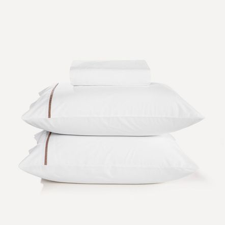 Lençol com Elástico Casal Karsten 180 Fios Percal 100% Algodão com Fronha Liam Branco com Filete Taupe